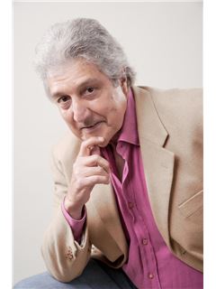 Francisco  Navarro  - RE/MAX Savic