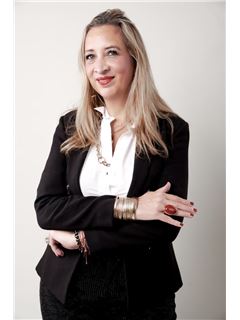 Adriana  Carrión  - RE/MAX Savic