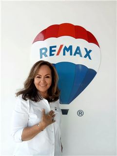 Martha Pretalia - RE/MAX Casas