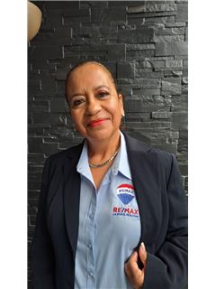 Adriana Zaldivar Molina - RE/MAX La Costa Realtors