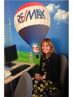Araceli  Del Castillo C. - RE/MAX Real Estate Consul..