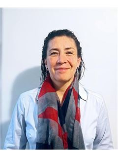 Andrea Batarce - RE/MAX Real Estate Consul..