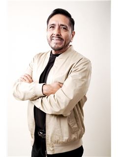 Carlos Luna  - RE/MAX Savic