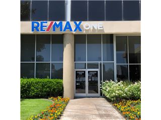 Office of RE/MAX One - Woodland Hills