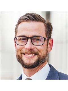 Luke Kochniuk - RE/MAX Associates