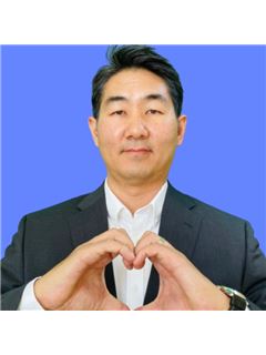 Mike Chang - RE/MAX Momentum