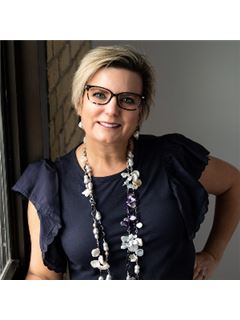 Niki Moeller - RE/MAX Results