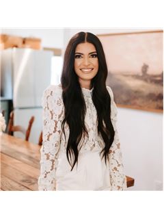 Erica Wakeland - RE/MAX Realty Associates