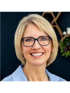 Associate - Traci Huffman - RE/MAX Southern Shores