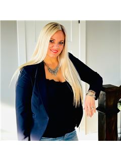 Laura Tokarski - RE/MAX Home Center