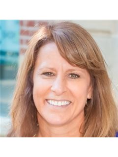 Julie Negaard - RE/MAX Commonwealth