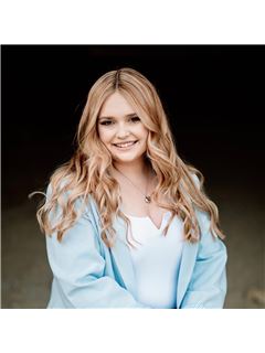 Ashlee Malechowski - RE/MAX Broadwater