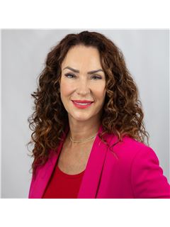 Tracey J Plechas - RE/MAX Town & Country Realty