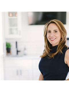 Jacqueline Criswell - RE/MAX Town & Country Realty