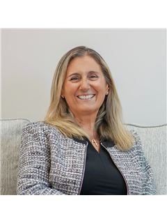 Associate - Lori Medeiros - RE/MAX Trend