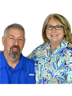 Christine Schneider - RE/MAX Town & Country Realty