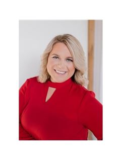 Sara Macias - RE/MAX Revolution