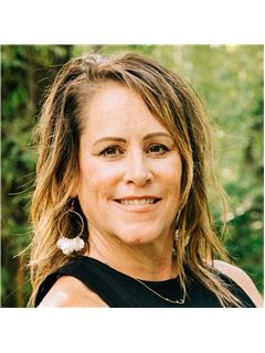 Cami Aguinaga - RE/MAX Country Real Estate