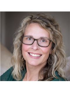 Stacie McLain - RE/MAX & ASSOCIATES