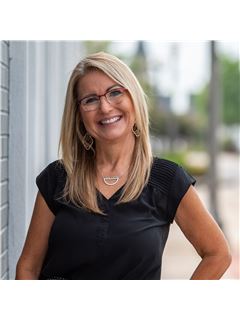 Reg. Fastighetsmäklare - Tami Marsh - RE/MAX ELITE