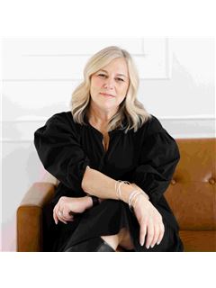 Julie Bahl - RE/MAX Signature