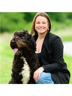 Victoria Makowiecki - RE/MAX Lake Livingston