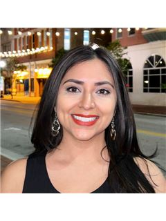 Carolina Villanueva - RE/MAX Premier