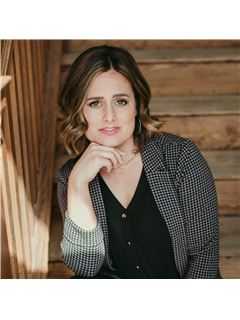 Savanah Wood - RE/MAX Real Estate Professionals