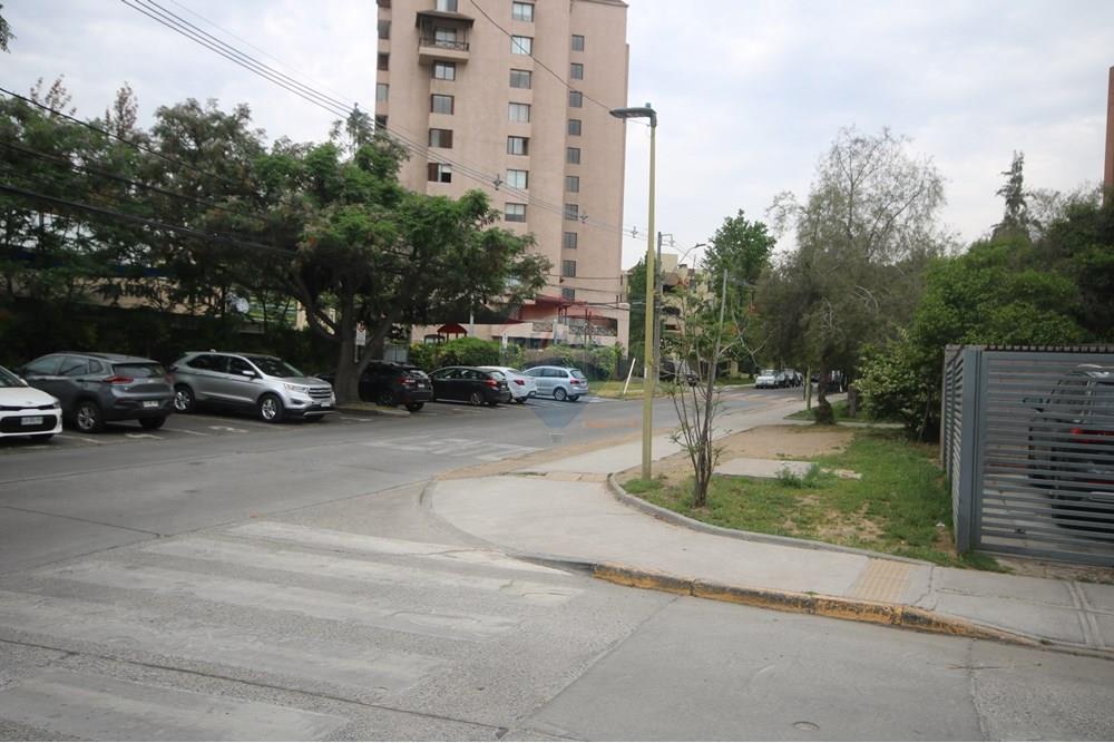 Casa de esquina - Venta - Las Condes, Santiago, Metropolitana De Santiago - IMG_4255.JPG - 1028109076-8