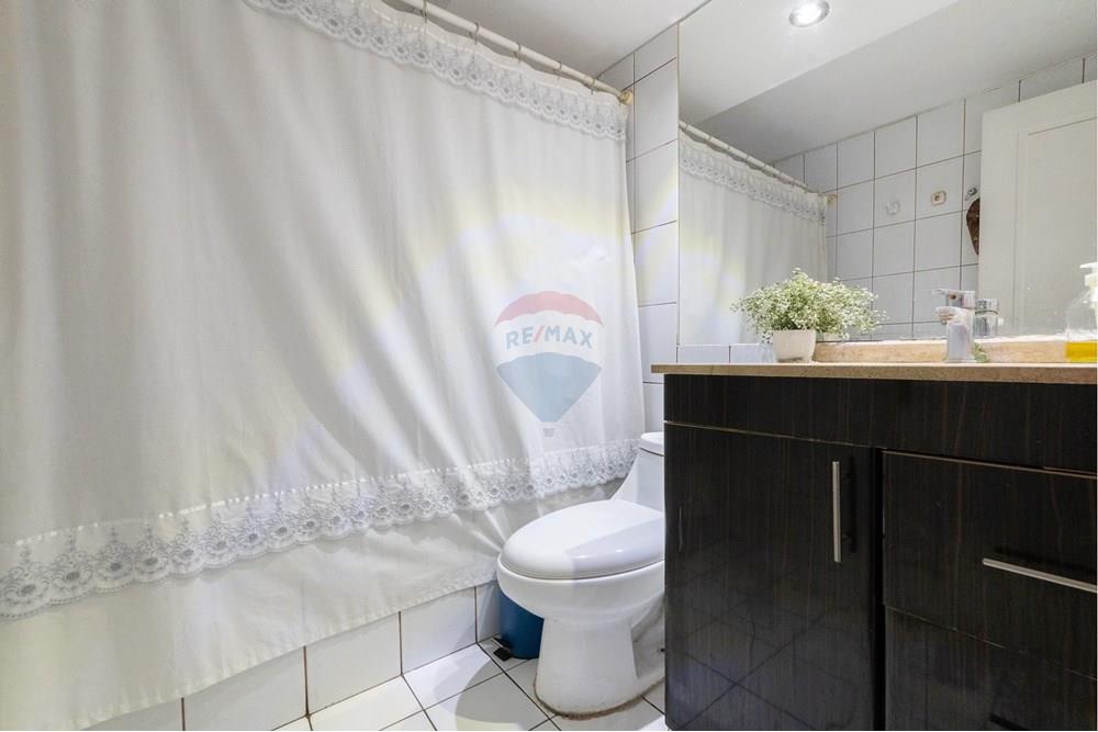 Residential - House - Peñalolén, Santiago, Metropolitana De Santiago - CL - Baño 1er piso.jpg - 1028096063-24