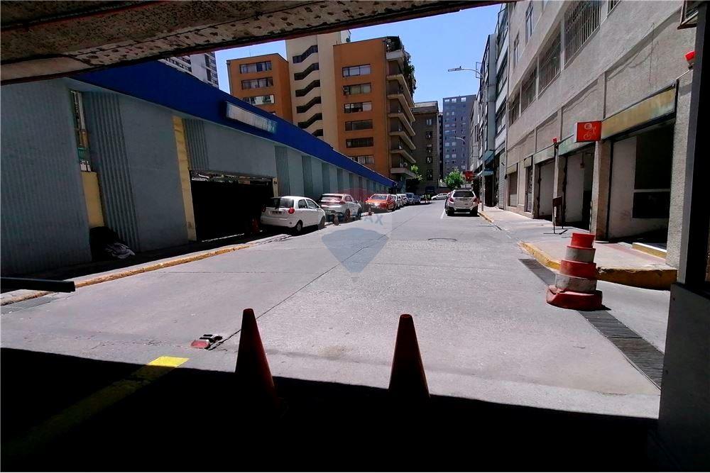 Жилищен - Паркинг - Santiago, Santiago, Metropolitana De Santiago - CL - 4 - 1028057042-757