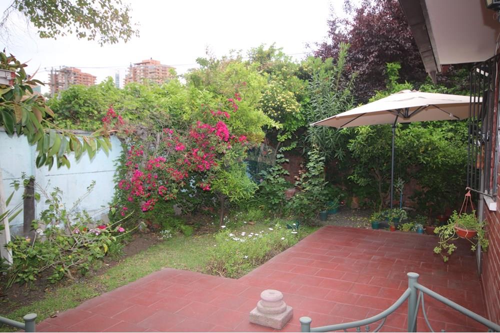 Casa de esquina - Venta - Las Condes, Santiago, Metropolitana De Santiago - IMG_4283.JPG - Terraza - 1028109076-8