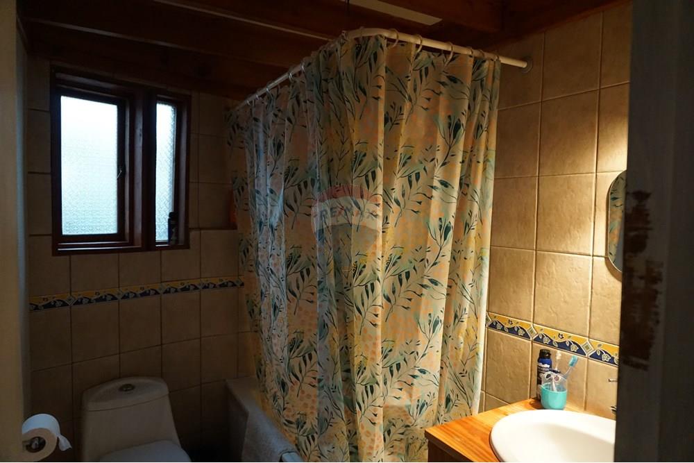 Gyvenamasis - Namas - Peñalolén, Santiago, Metropolitana De Santiago - CL - DSC04760.JPG - Vonios kambarys - 1028036075-139