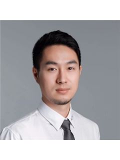 Henry He - RE/MAX Crest Realty