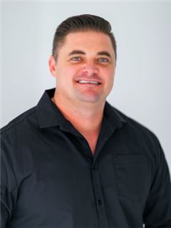 Associate - Christo van der Walt - RE/MAX Town and Country (Krugersdorp)