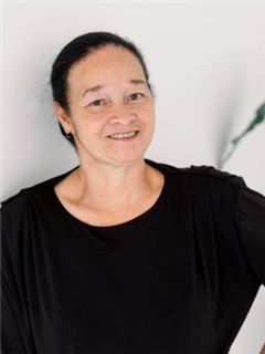 Associate - Maggie Foster - RE/MAX Town and Country (Krugersdorp)