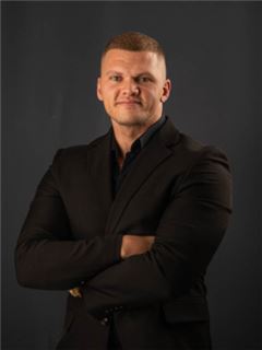 Reg. Fastighetsmäklare - Dillen Whitehouse - RE/MAX Infoglobe - Constantia Park