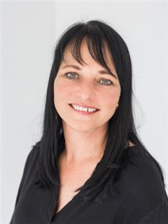 Associate - Lizel Van Niekerk - RE/MAX Town and Country (Krugersdorp)