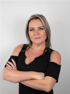 Associate - Adele Bird - RE/MAX Infoglobe –Midstream