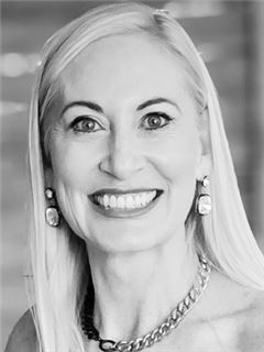 Associate - Juanita Du Plessis - RE/MAX Living - Sea Point