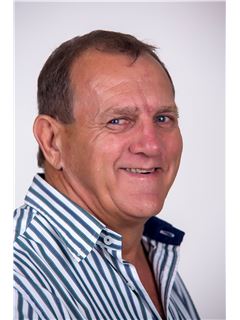 Associate - Andre Conradie - RE/MAX Dolphin Realtors