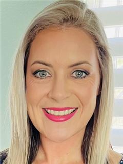 Associate - Bernice Fourie - RE/MAX Dolphin Realtors