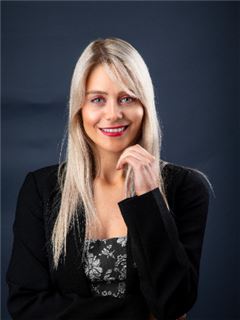 Reg. Fastighetsmäklare - Chanell van den Bergh - RE/MAX Infoglobe - Constantia Park