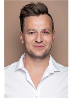 Associate - Francois Chapman - RE/MAX Infoglobe –Midstream