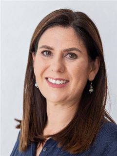 Associate - Elizbe Beukes - RE/MAX Dolphin Realtors