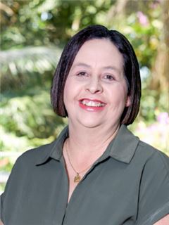 Associate - Nicolette Buytendag - RE/MAX Dolphin Realtors