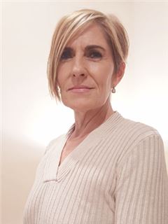 Associate - Magda Bezuidenhout - RE/MAX Dolphin Realtors