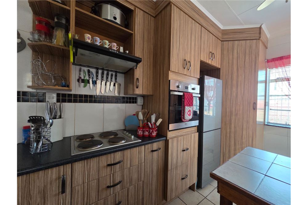 Residential - Hiša večstanovanjska - South Hills, Gauteng - South Africa - 3 - 1031421022-1335