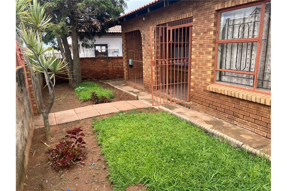 Residential - House - Soshanguve L, Gauteng - South Africa - 31 - 1031414015-772