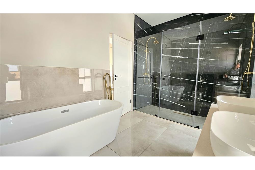 Residential - ਅਲੱਗ ਥਲੱਗ ਬਣਿਆ ਹੋਇਆ ਘਰ - Fountainbrook Estate, Gauteng - South Africa - 22 - 1031393025-834